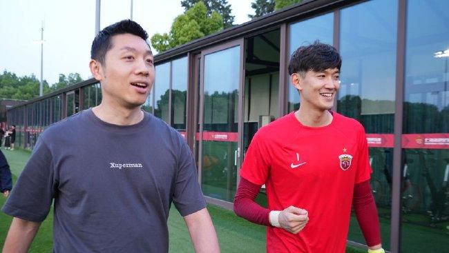 在徐乐和毒枭;跛豪的黑手之下，金钱成了洗白罪恶的;赎罪券，法制更变成任由贪腐者玩弄的摆设